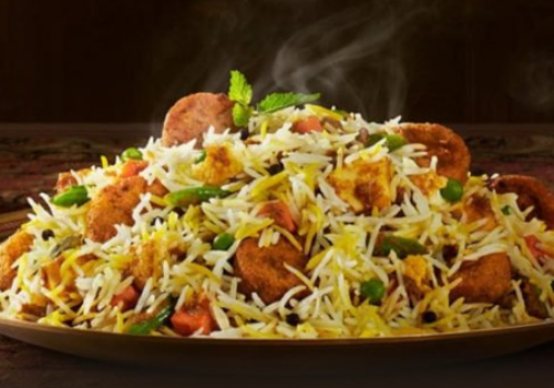 BAWARCHEE BHUNA MURGH BIRIYANI (BONE LESS)